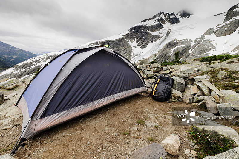 阿尔卑斯山冰川背景下的帐篷图片素材