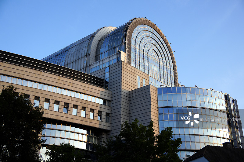 日出时的欧洲议会大厦图片素材