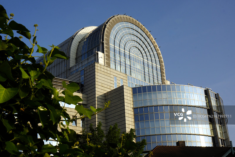 日出时的欧洲议会大厦图片素材