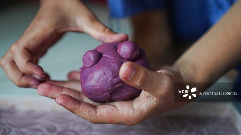 儿童揉捏橡皮泥图片素材