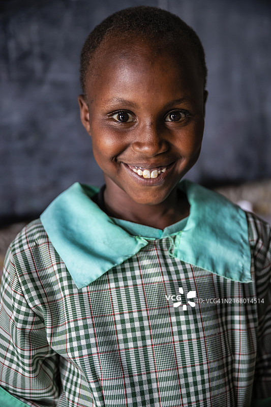 肯尼亚马赛马拉野生动物保护区附近学校的女学生图片素材