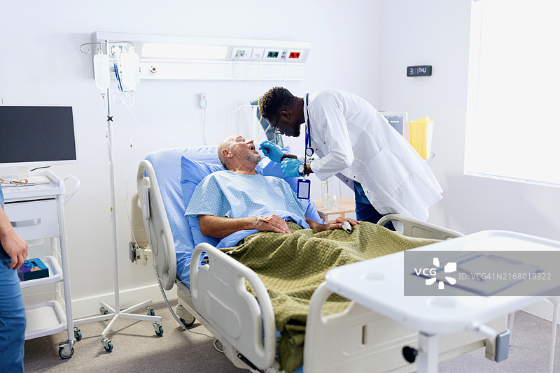 医生采集患者咽拭子进行检查图片素材