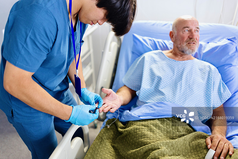 护士测量患者的血糖水平图片素材