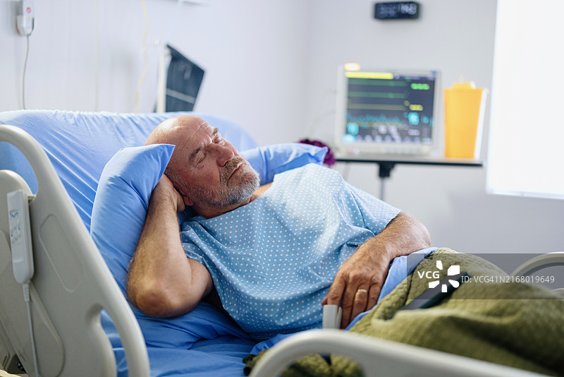 患有前列腺癌的男人在床上睡觉的肖像图片素材