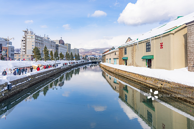冬季小樽运河雪灯之路节日的风景，日本北海道小樽图片素材