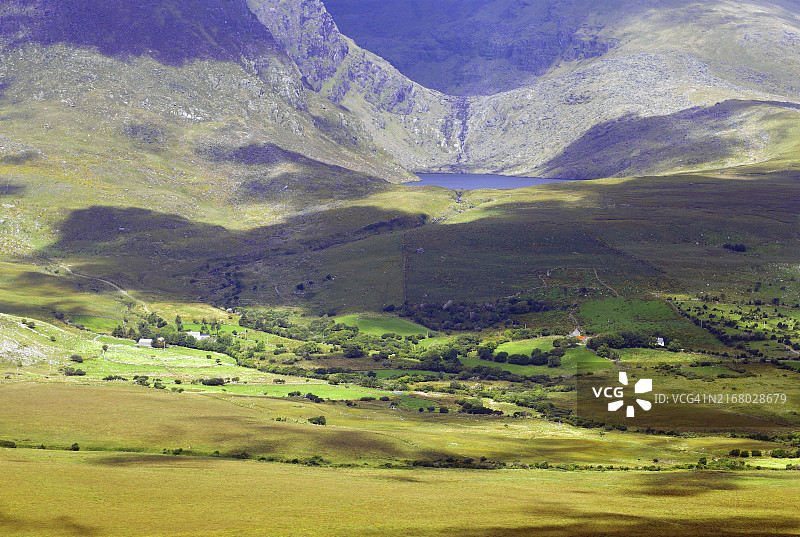 山地景观中的宽阔山谷，呈现不同的绿色和阴影，康纳山口，爱尔兰，欧洲图片素材