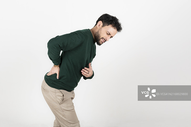 腰痛的年轻拉丁裔男子图片素材
