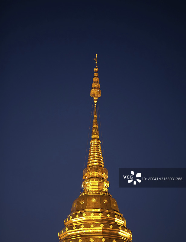 清迈素贴寺金色佛塔图片素材
