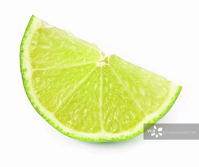 白色背景上的新鲜青柠切片图片素材
