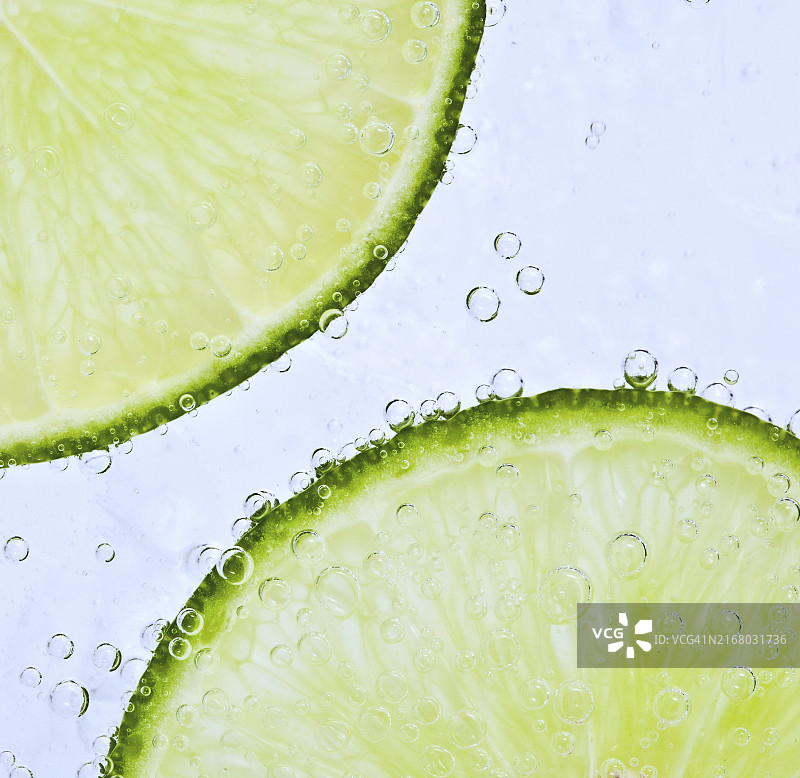 气泡水中的青柠特写图片素材