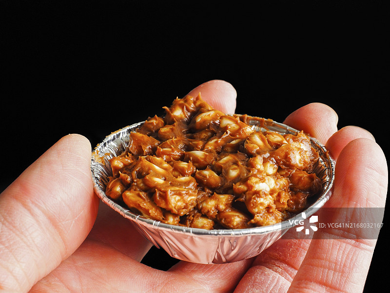 手持巧克力蛋糕膨化米图片素材