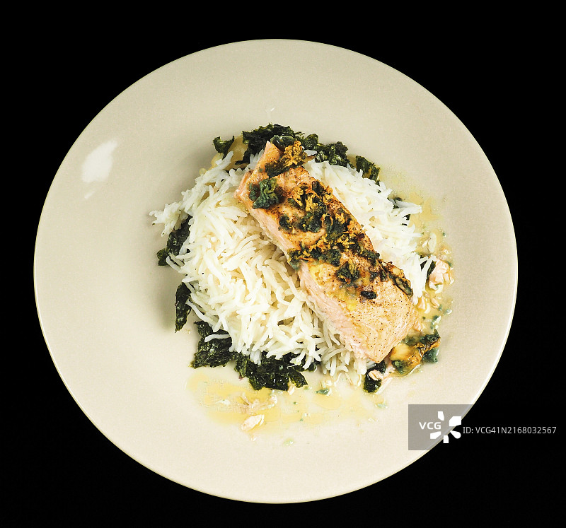 美味的三文鱼饭配菠菜图片素材