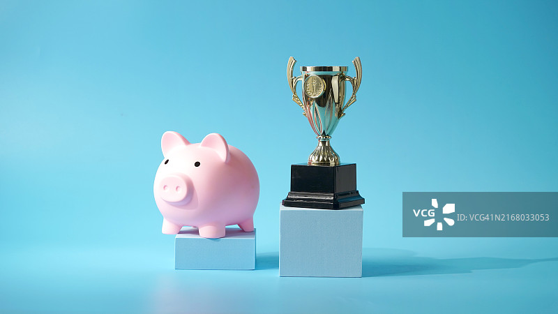 领奖台上放着奖杯的储蓄罐图片素材