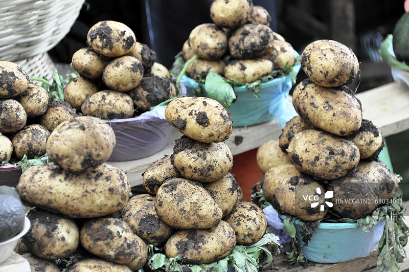 中美洲墨西哥圣克里斯托瓦尔-德拉斯卡萨斯市场摊位上出售的马铃薯图片素材