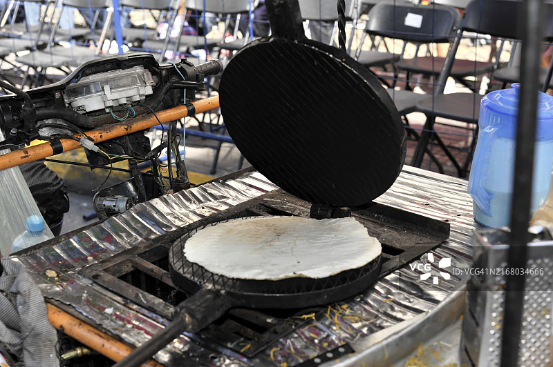 墨西哥尤卡坦梅里达：活动中的玉米饼压制器图片素材