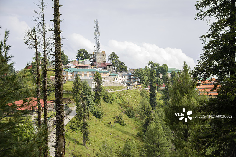 位于亚洲巴基斯坦阿伯塔巴德纳蒂亚加利的山脉与韦莱图片素材