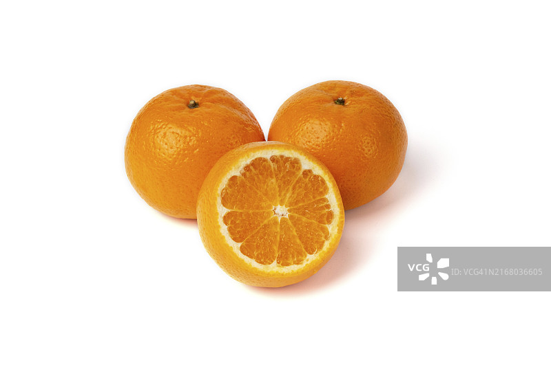 白色背景上孤立的橙色水果和橙子切片图片素材