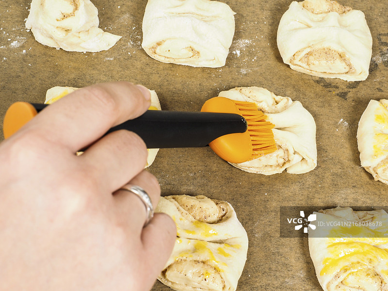 人物为编织糕点刷蛋液图片素材