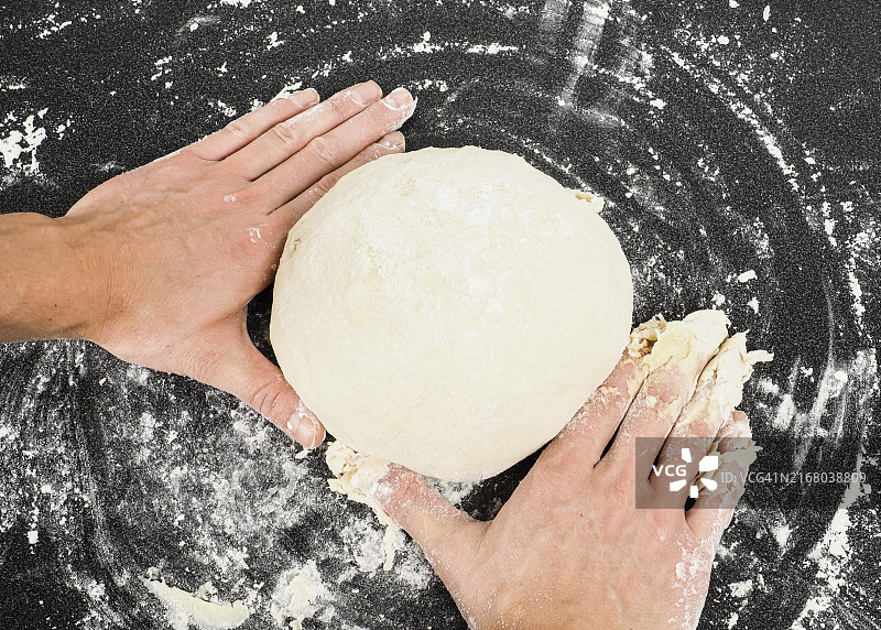 在黑板上揉面团的手图片素材