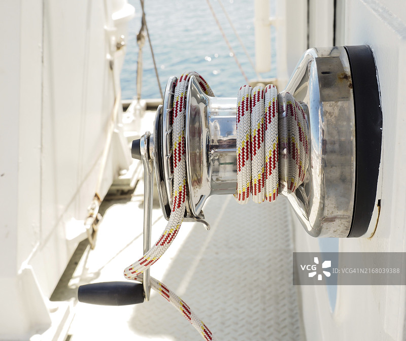 船上手摇绞盘上的红白色绳索图片素材
