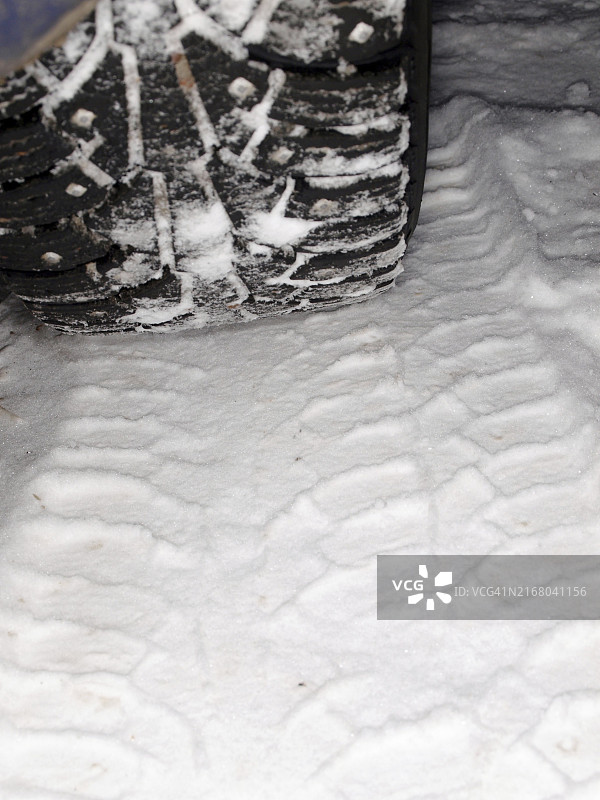 雪地冬季轮胎痕迹特写图片素材