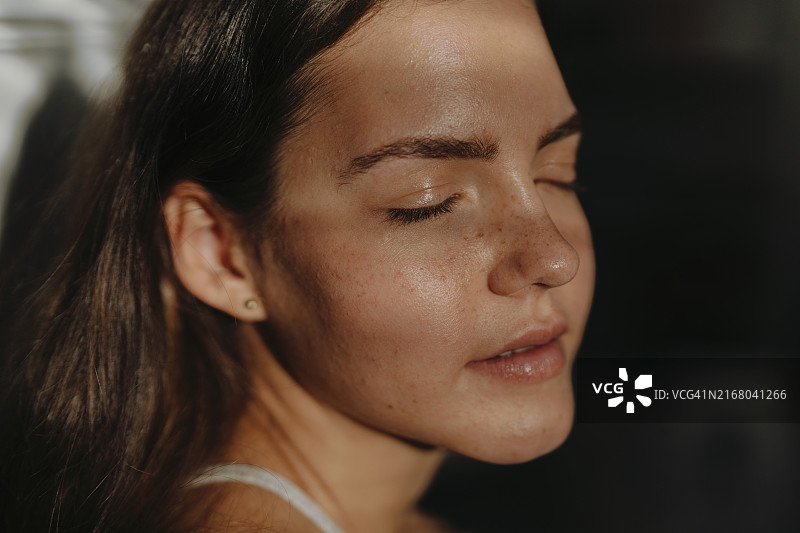 美丽年轻女人特写肖像图片素材