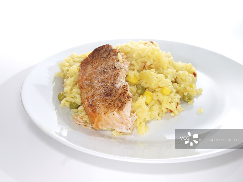 盘中烤三文鱼块图片素材