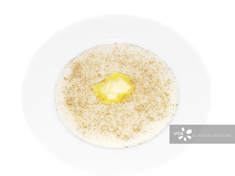 深碗里的粥配黄油、肉桂和糖图片素材