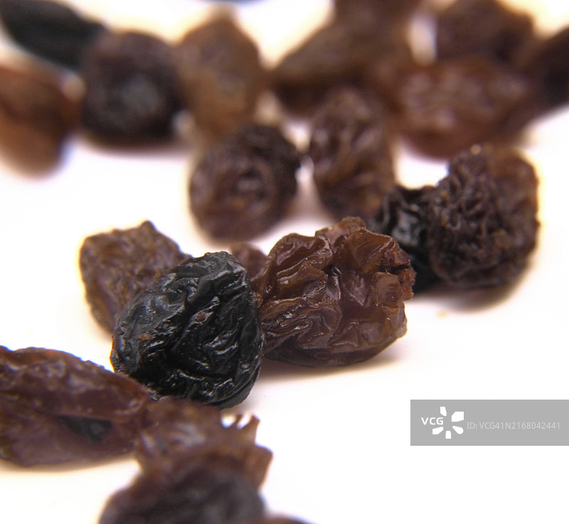 白色背景下的葡萄干微距照片图片素材