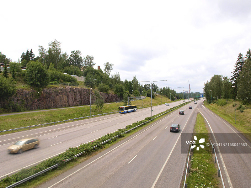 弯曲的双线宽阔公路，高速公路图片素材
