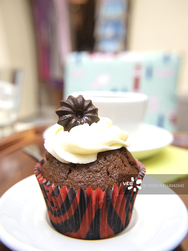 盘中糖霜巧克力松饼特写图片素材