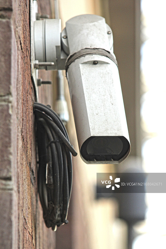 砖砌建筑上监控区域的闭路电视摄像头图片素材