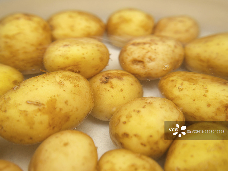 水壶中煮沸的土豆特写图片素材