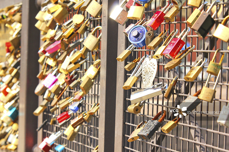 爱之桥，桥上锁满了锁图片素材