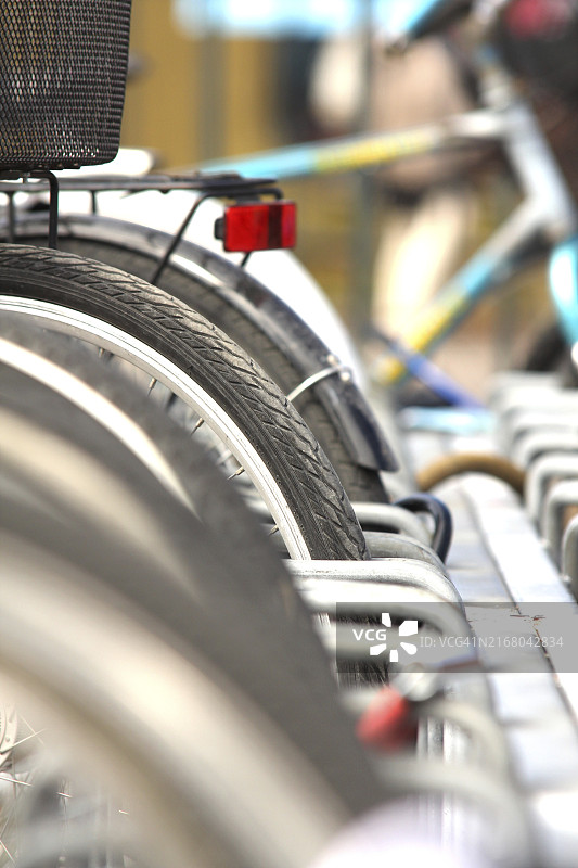 城市中整齐停放在停车架上的自行车图片素材