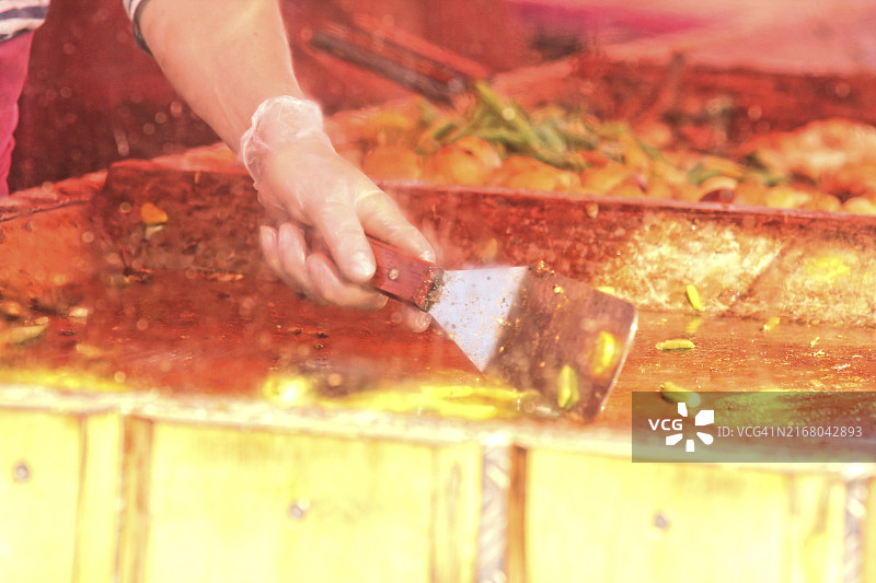 户外餐厅的厨师正在烹饪，特写图片素材