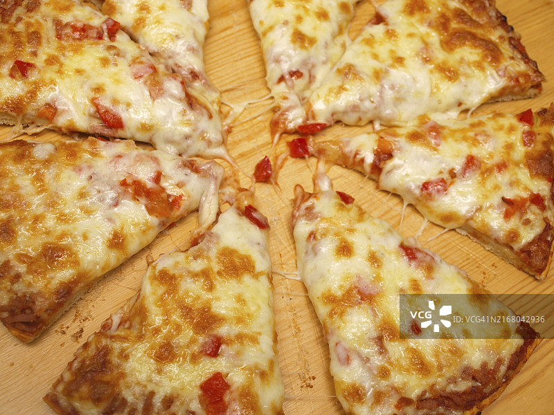 木板上的红椒披萨切片图片素材
