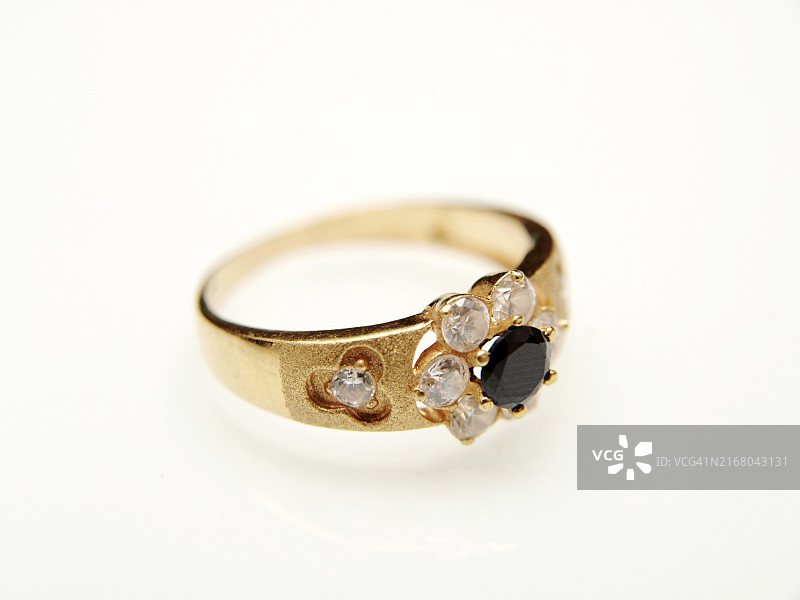 镶嵌黑色宝石的金戒指图片素材
