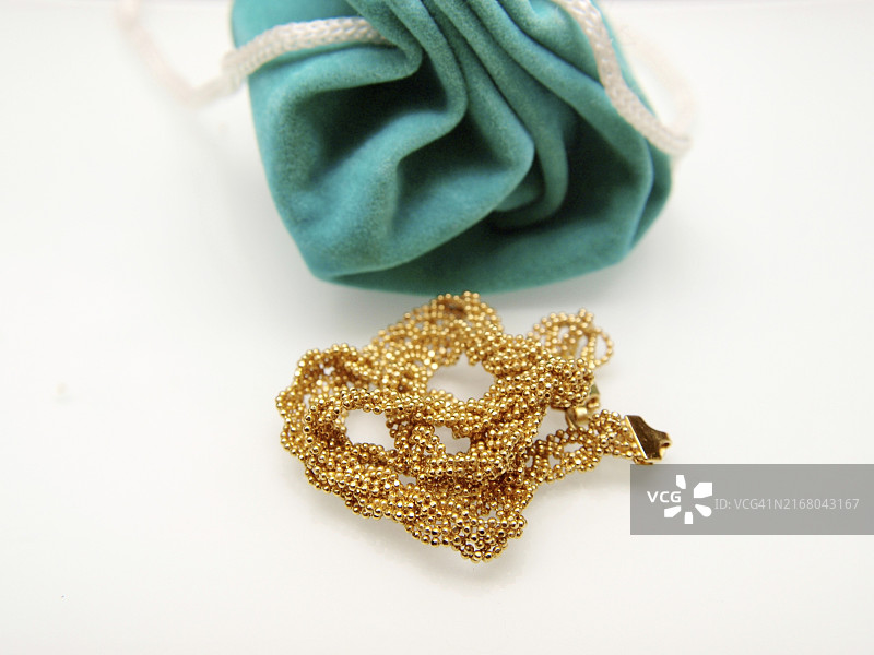 白色背景上的黄金珠宝图片素材