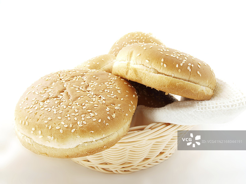 白色背景木篮里的汉堡面包图片素材