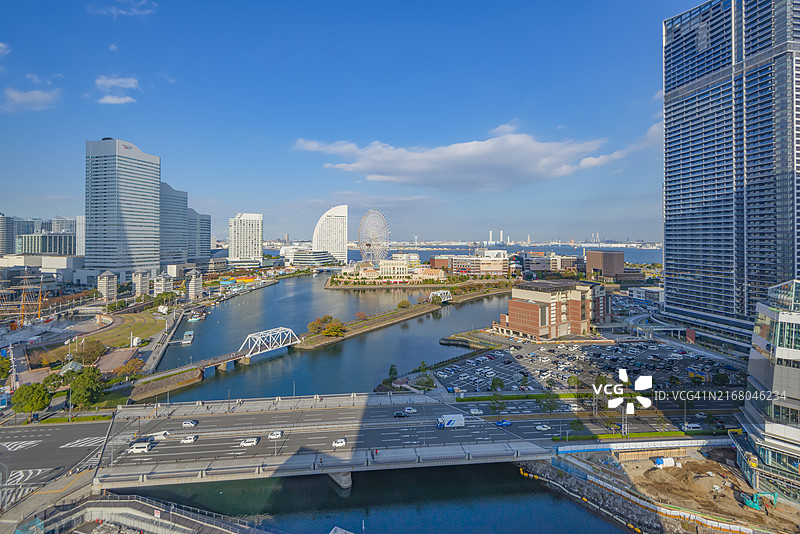横滨港与摩天大楼和巨型摩天轮的景色图片素材