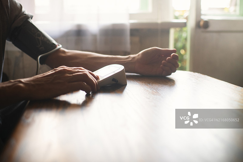 男人在家测量血压特写图片素材