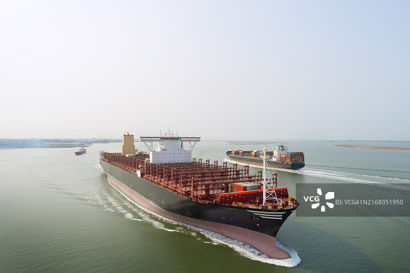 荷兰西斯凯尔特河上装载货物的集装箱船图片素材