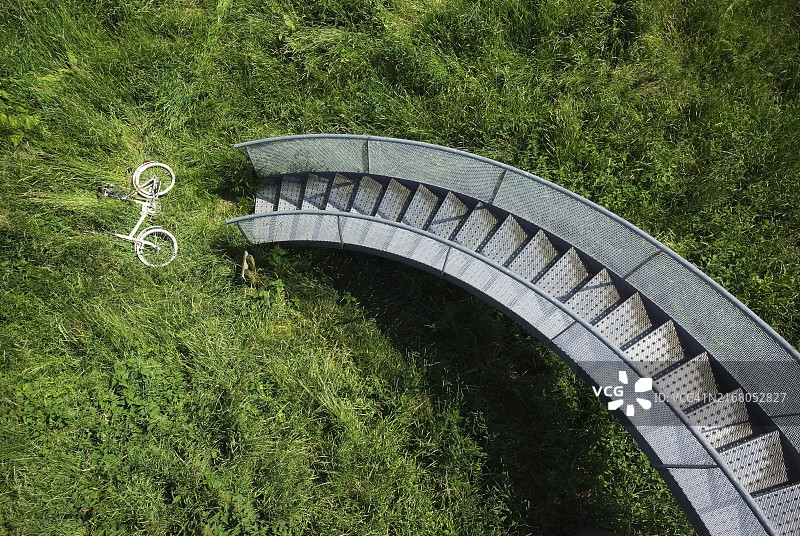 在荷兰，躺在楼梯附近草地上的自行车图片素材