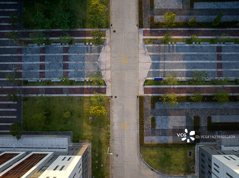 俯视建筑物之间的车道图片素材