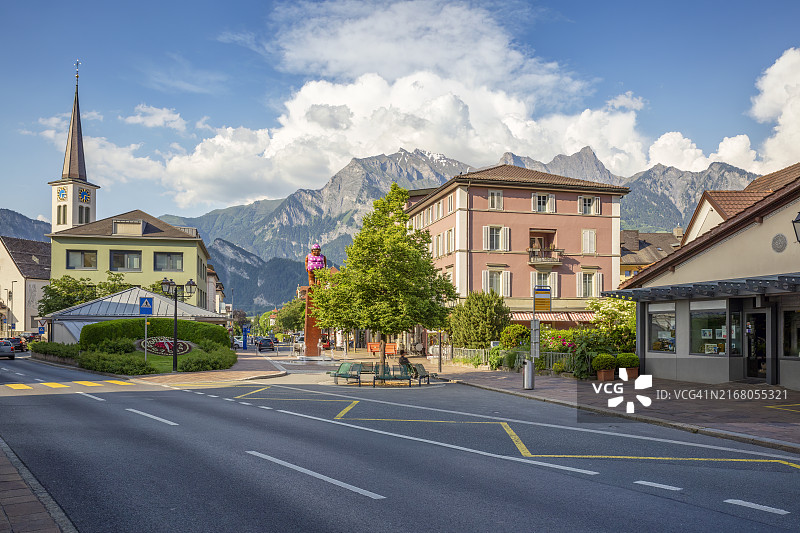 瑞士巴德拉加兹街景与阿尔卑斯山图片素材