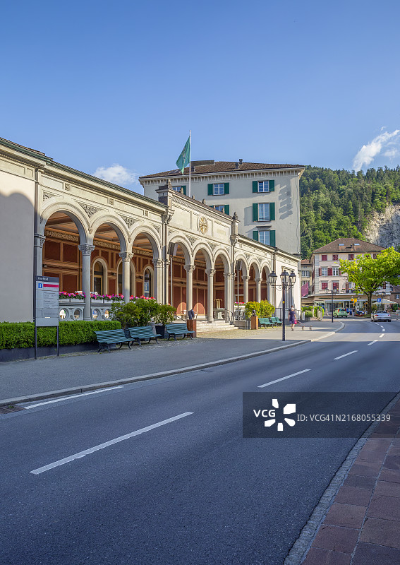 瑞士圣加伦州巴德拉加兹蓝天下的一家水疗度假村图片素材