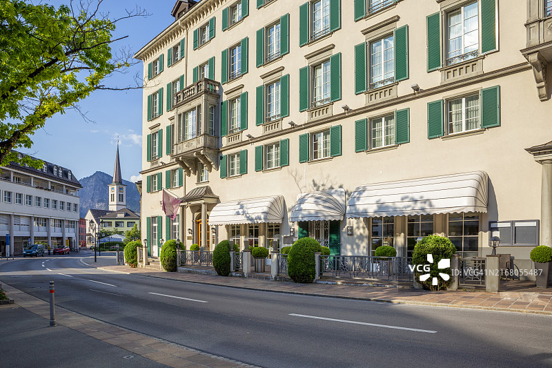 瑞士圣加仑市住宅楼附近的空旷道路图片素材