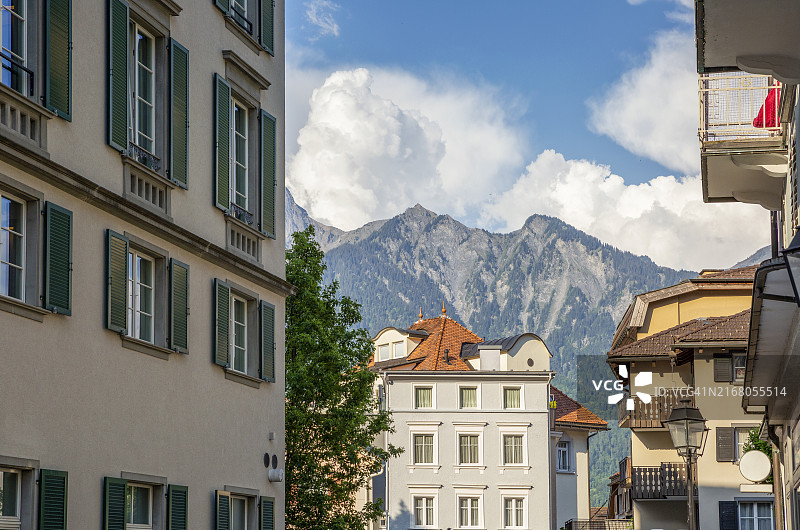 瑞士圣加仑市的住宅楼和阿尔卑斯山图片素材