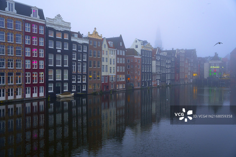 阿姆斯特尔河畔雾中的跳舞房屋图片素材